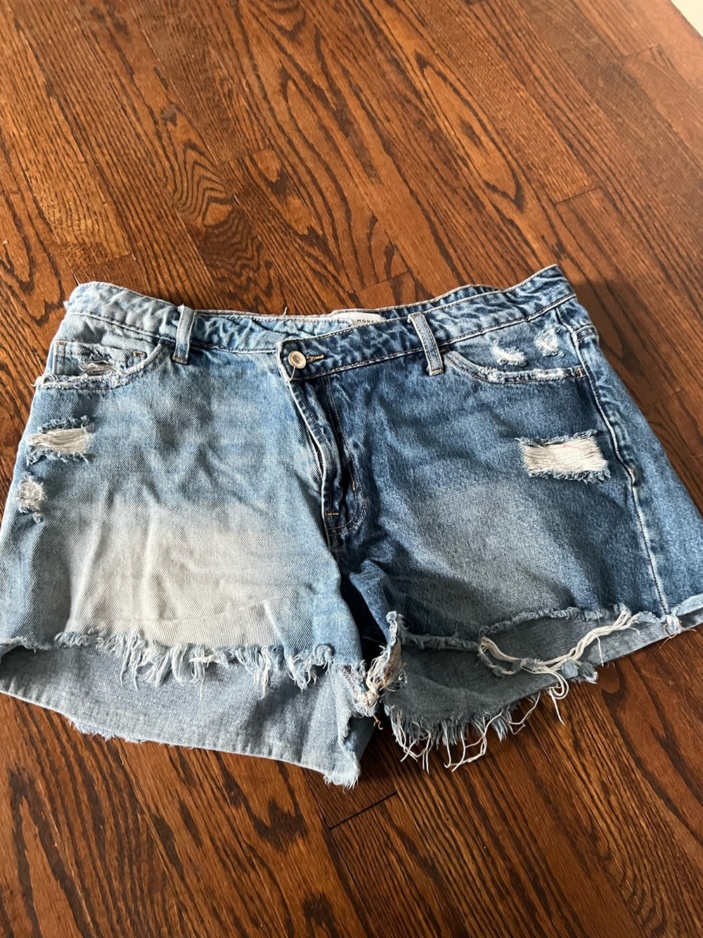 Buckle shorts distressed size 31